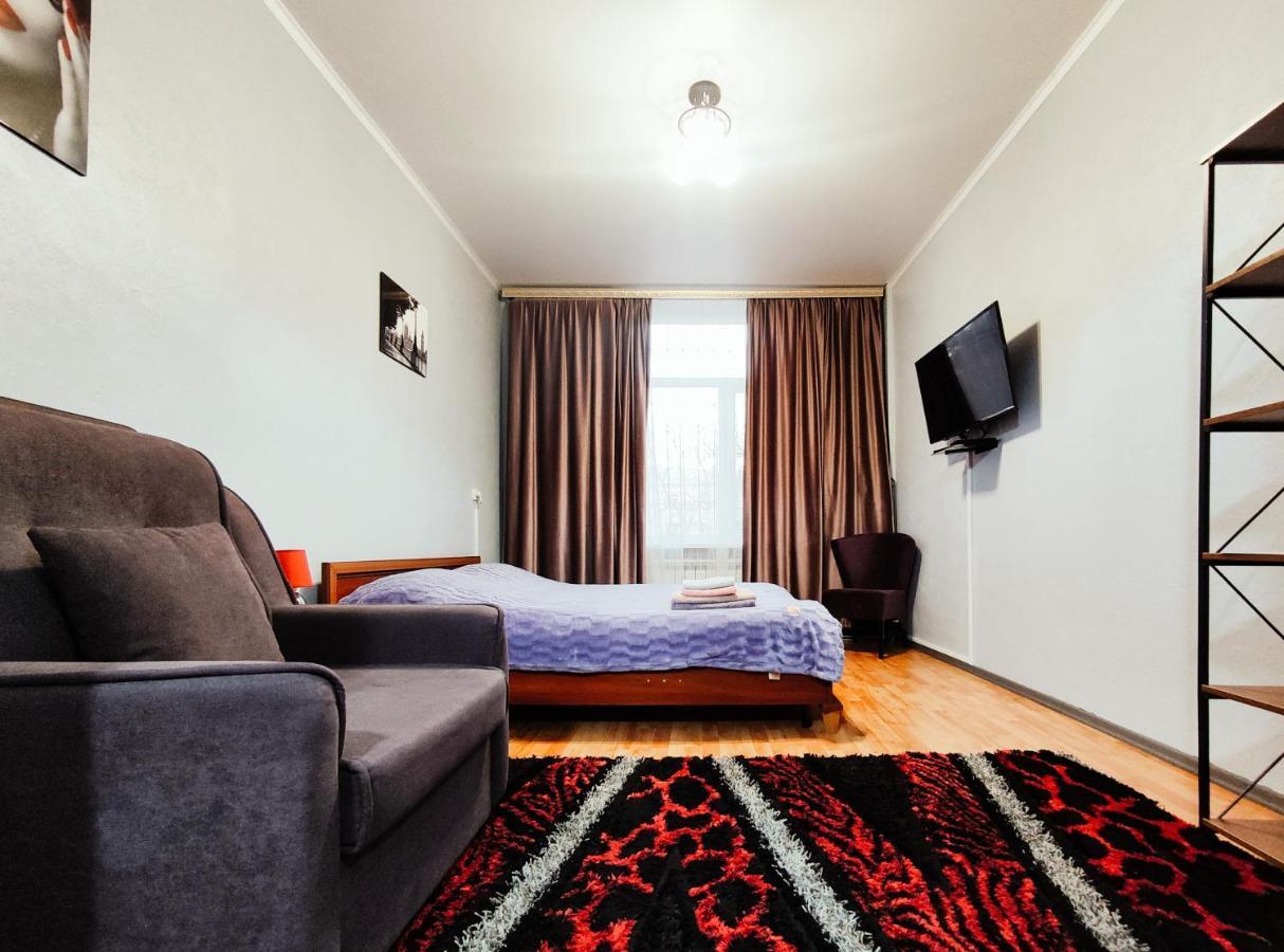 Nadezhda Apartments On Abylay Khan Ave 121 อัลมาตี ภายนอก รูปภาพ
