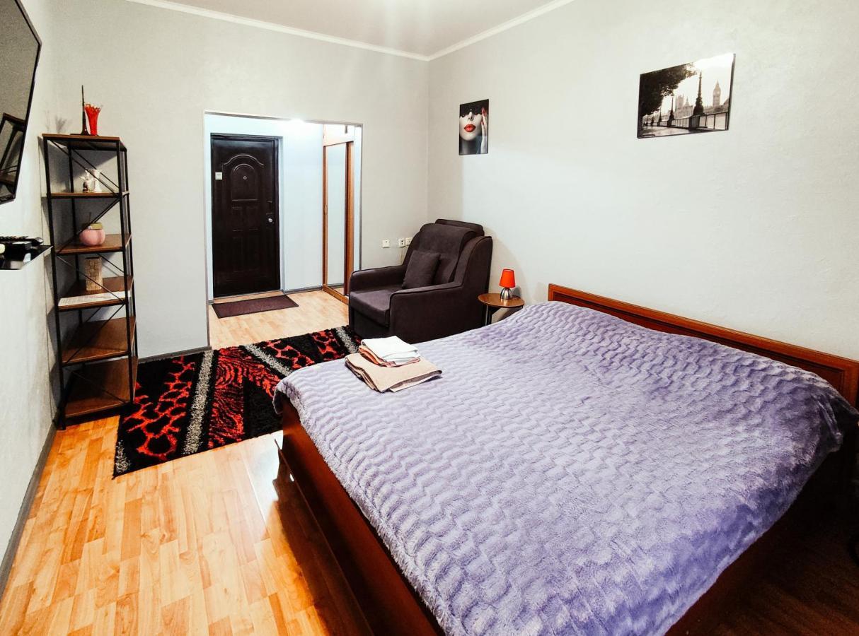Nadezhda Apartments On Abylay Khan Ave 121 อัลมาตี ภายนอก รูปภาพ