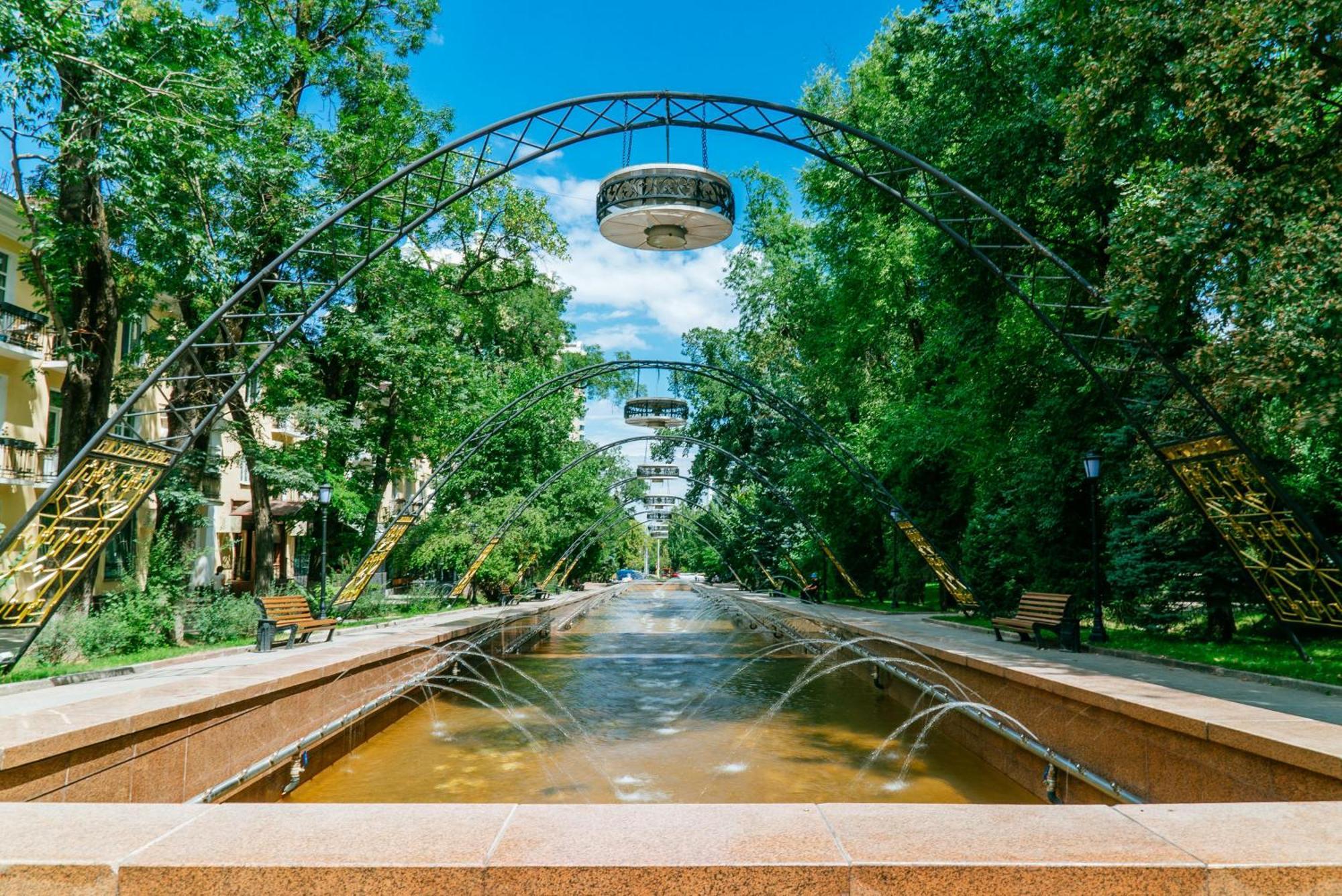 Nadezhda Apartments On Abylay Khan Ave 121 อัลมาตี ภายนอก รูปภาพ